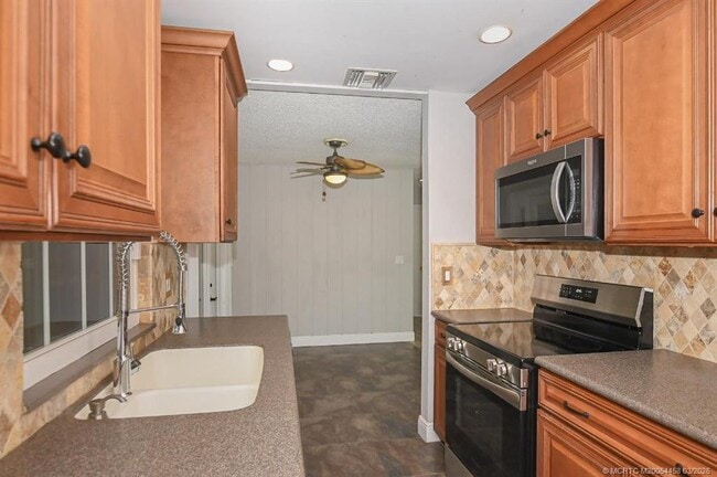 Building Photo - 1365 SW Gastador Ave