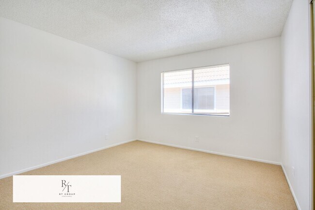 Building Photo - Beautiful Front Unit in Gated Community – ...