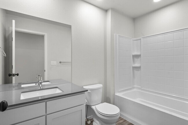 Building Photo - Start a Lease by 12/1 and Receive a $500 R...