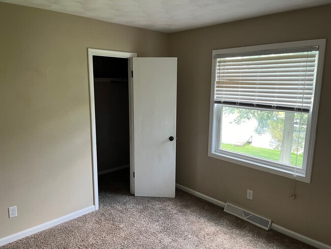 Building Photo - 12087 S Sherman Lake Dr