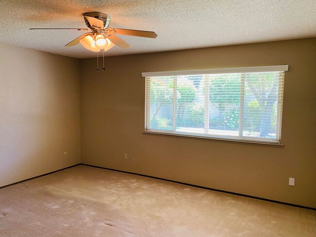 Building Photo - Charming Home Nestled on a Cul-De-Sac!