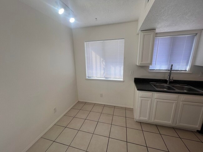Building Photo - 1005 Dickerson Dr SE