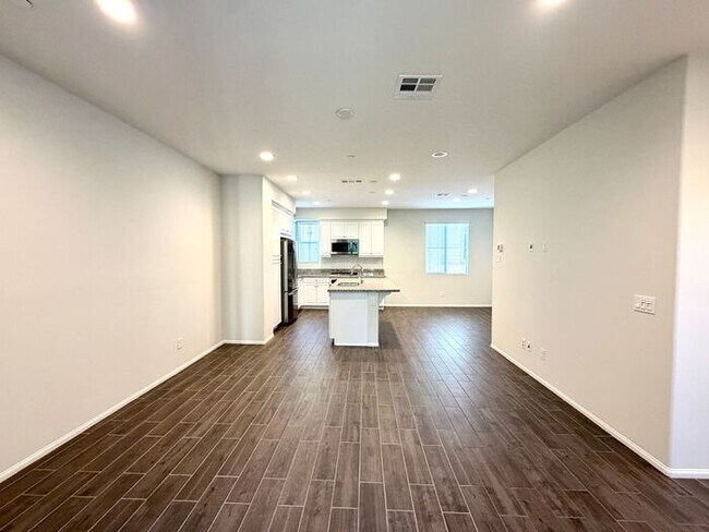 Building Photo - Luxury Townhome for Lease in Rancho Cucamonga