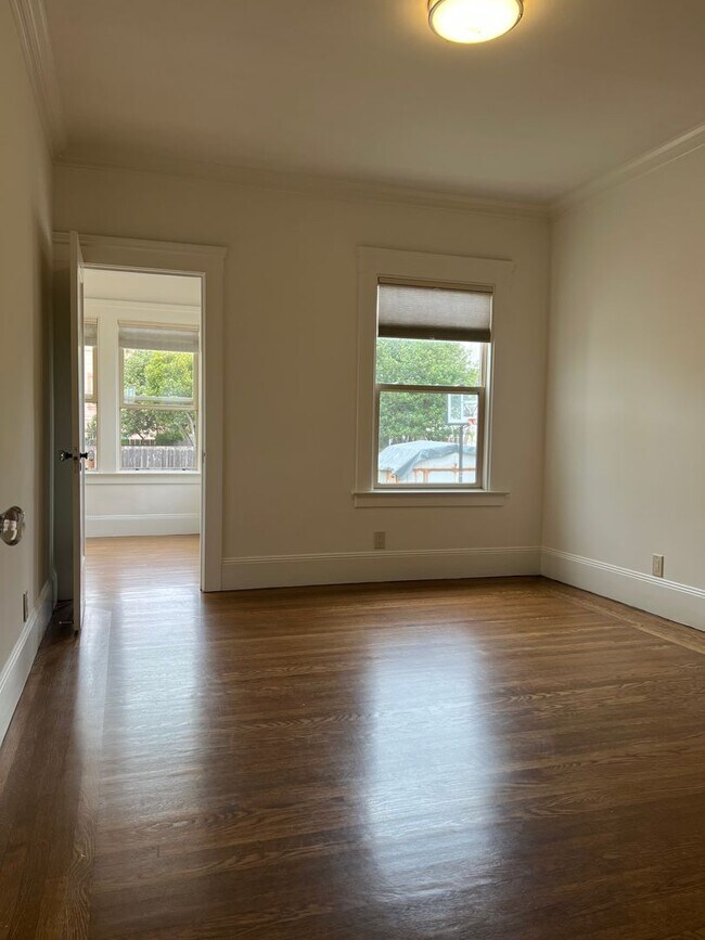 Building Photo - Charming Outer Sunset 2 BDRM WITH SUNROOM Home Just Steps from Ocean Beach!