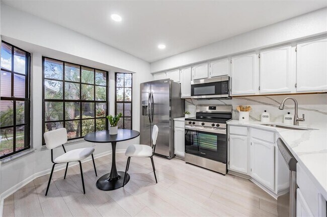 Building Photo - 2582 Bentley Dr