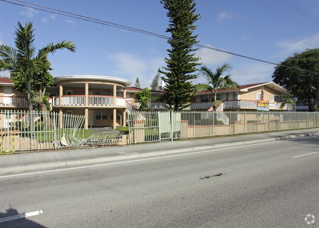 Primary Photo - Sun King Apartments