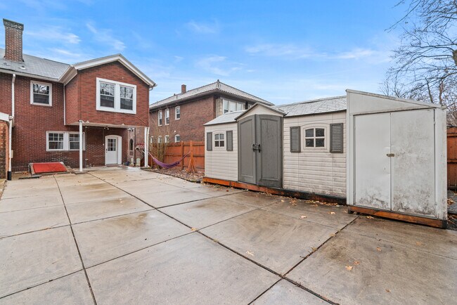 Building Photo - 5905 Hobart St