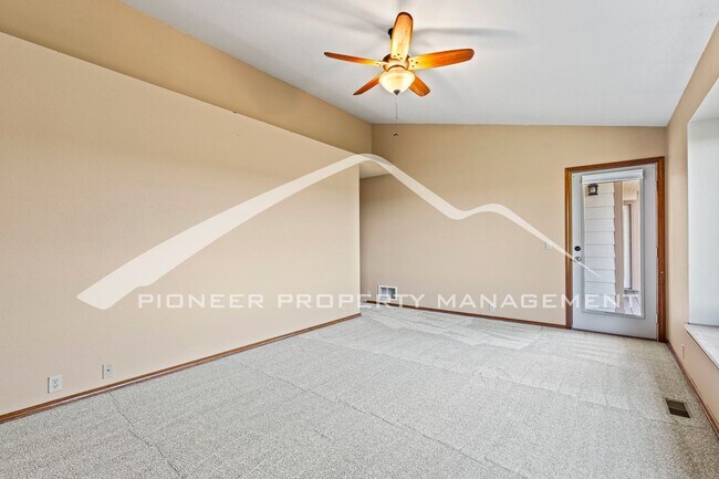 Building Photo - 5 bed/3 bath Main-Level Living with Design...