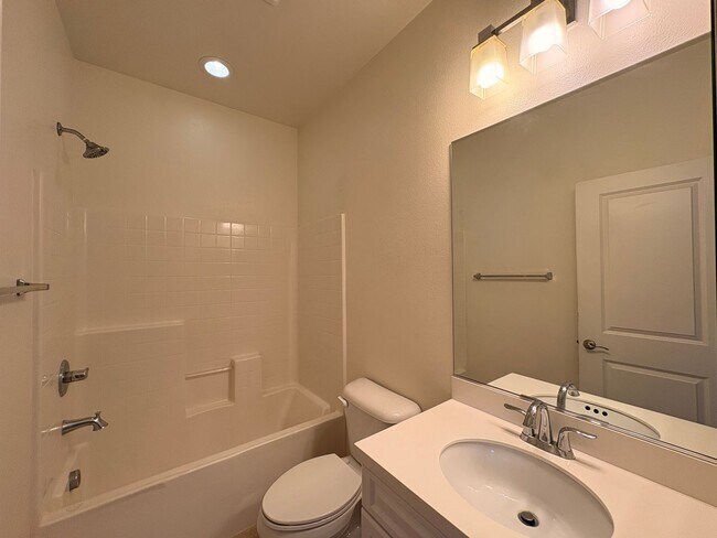 Building Photo - 3 Bed, 4 Bath in Eastvale!