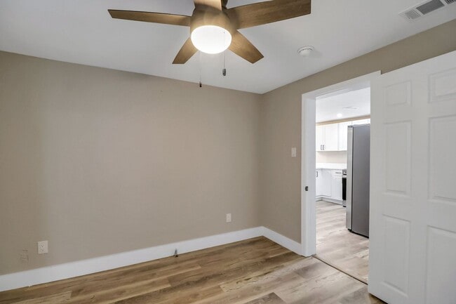 Building Photo - 3 BED | 2 BATH | REAR OFF-STREET PARKING |...