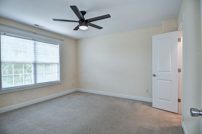 Building Photo - MOVE IN READY! GORGEOUS HOME IN CHESAPEAKE!