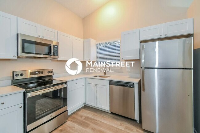Building Photo - 3 Bedroom Pet-Friendly Home in Jacksonville, FL with Main Street Renewal