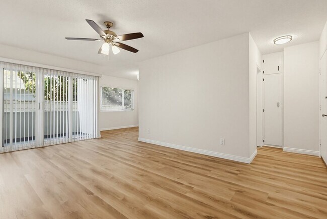 Interior Photo - 537 W. Hyde Park Blvd