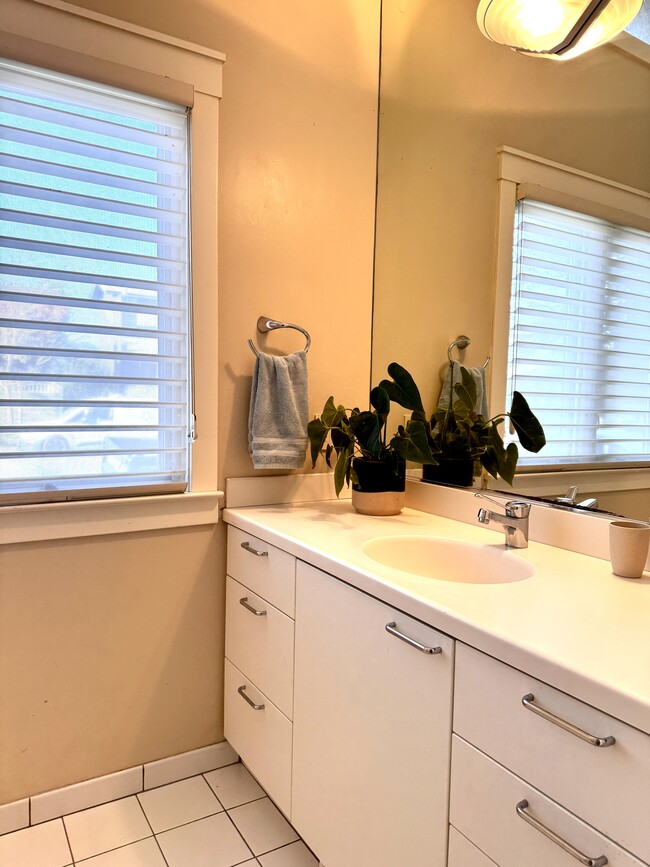 Large Vanity in ensuite - 567 Riviera Cir