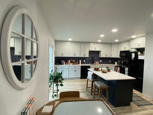 Building Photo - Beautiful 3 bed 2.5 bath Townhome