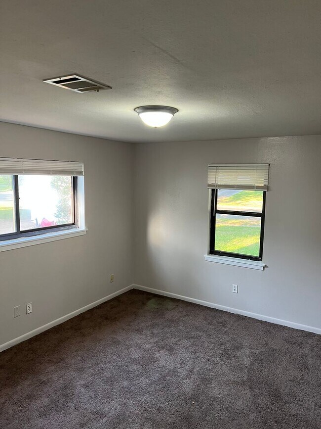 Building Photo - Southern Hills!