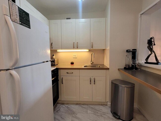 Building Photo - 224 W Rittenhouse Square