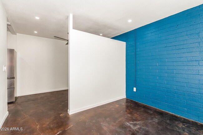 Building Photo - 2402 W Weldon Ave
