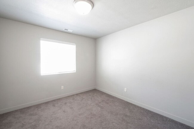 Building Photo - Amazing 2 Story Townhome in Vineyard w/ at...