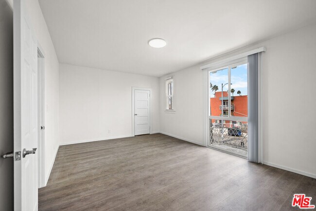 Building Photo - 926 S Mariposa Ave