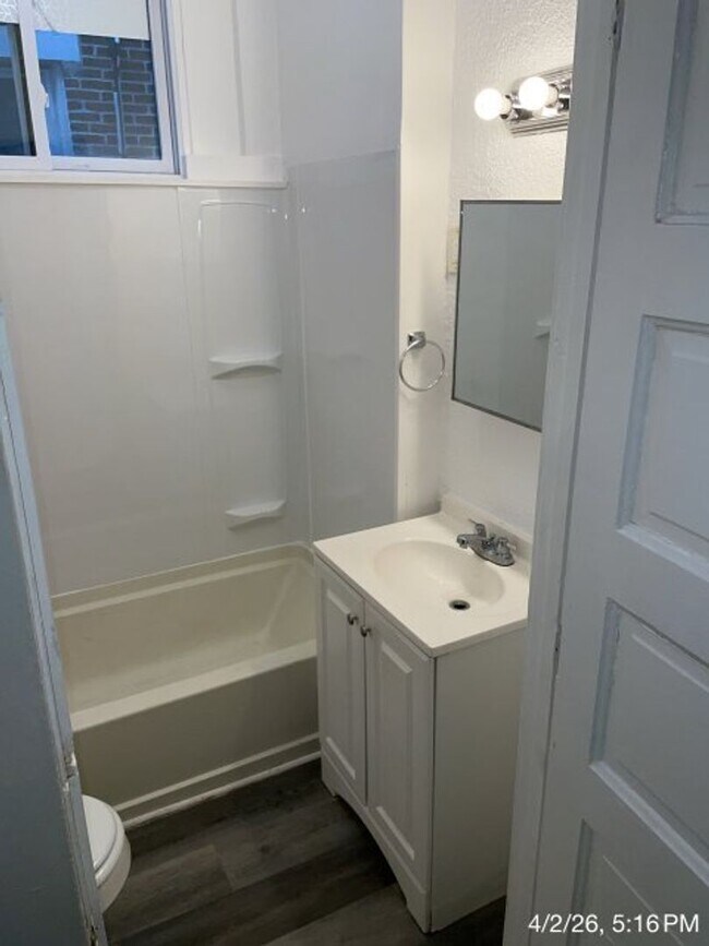 Building Photo - 1046 Walnut St