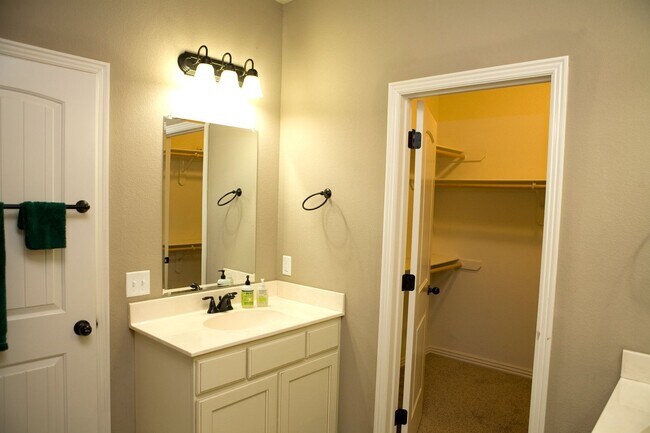 Building Photo - *HALF MONTH FREE FOR NOVEMBER MOVE-IN* Ava...