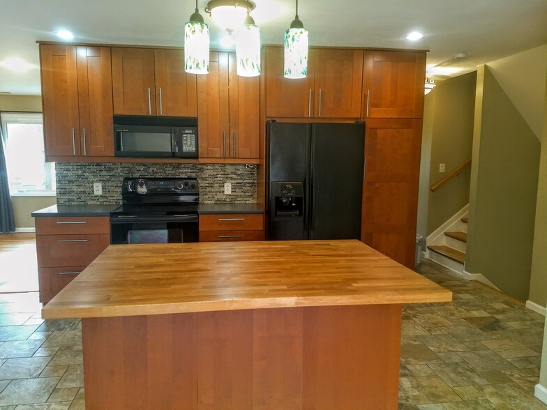 Kitchen - 16351 Petro Dr