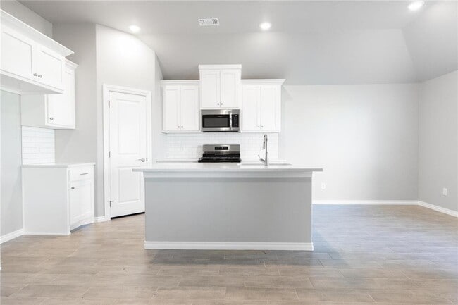 Building Photo - 1013 SE 30th St