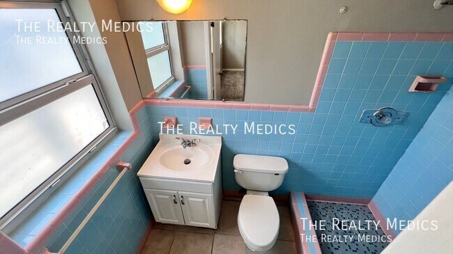 Building Photo - 904 Hall St