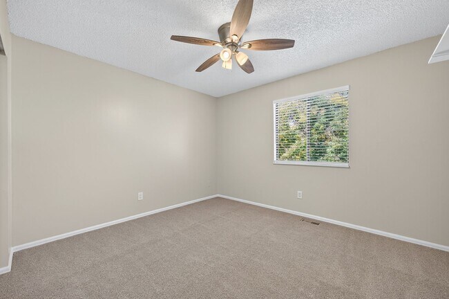 Building Photo - For Rent: Charming 4-Bedroom Tri-Level in ...