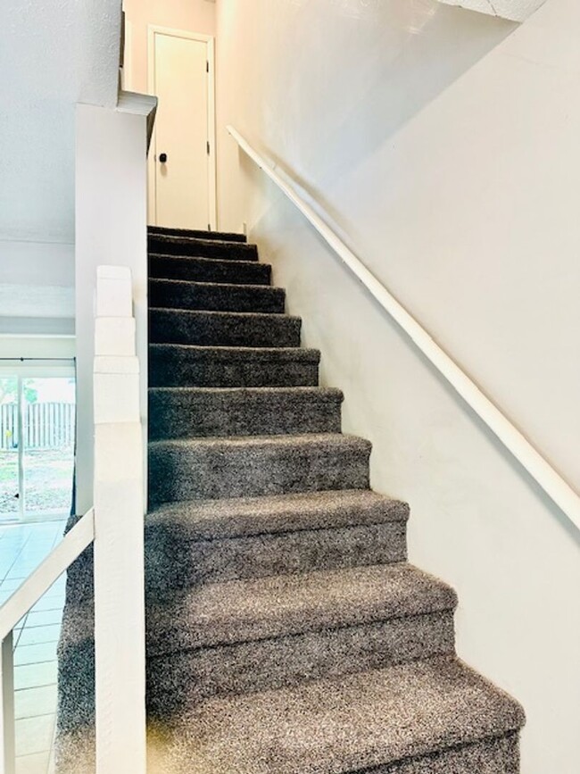 Building Photo - End unit town  house walking distance to b...