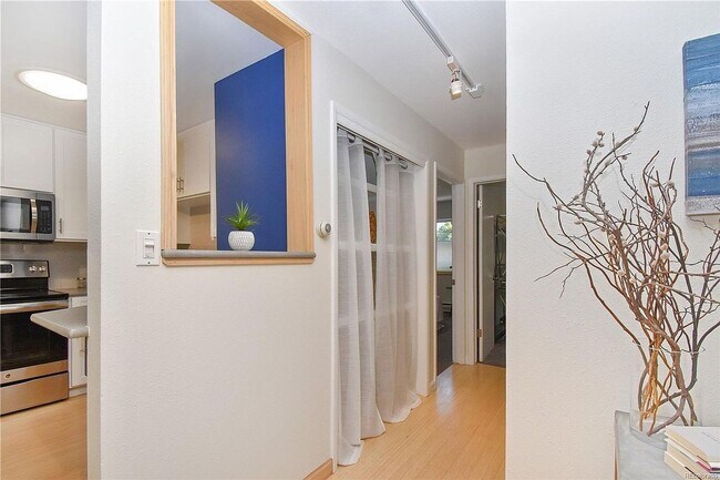 Building Photo - HIGHLY DESIRABLE West Pearl 2 Bed 1 Bath Top Floor Condo-Available August 5th!