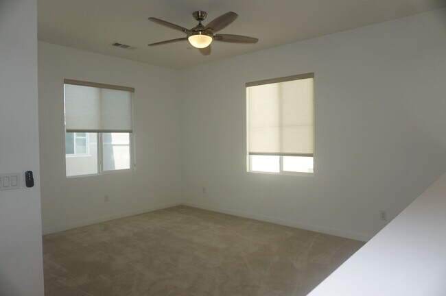 Building Photo - Stunning 4 Bedroom 3 Bath Plus Loft Home i...