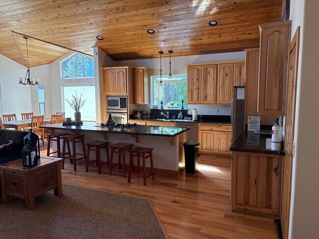 Building Photo - Large furnished mountain home