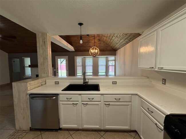 Building Photo - 501 Morning Dove Dr
