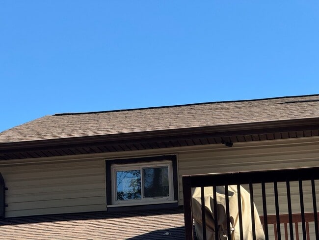 Building Photo - 2 bed 1 bath lower level of the house.lower level