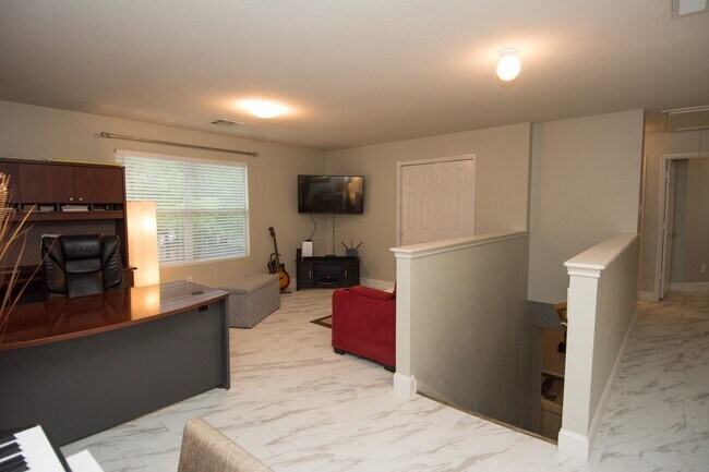 Building Photo - 16933 Scenic Knoll