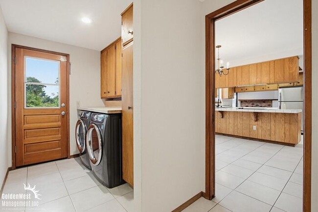 Building Photo - Spacious and Inviting 4Bdm 3Ba Home Nestled in the Scenic Hills of Fallbrook!