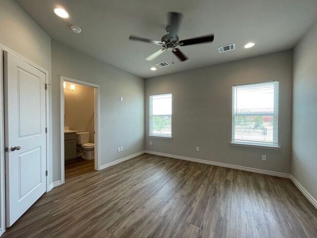 Building Photo - Townhome for rent