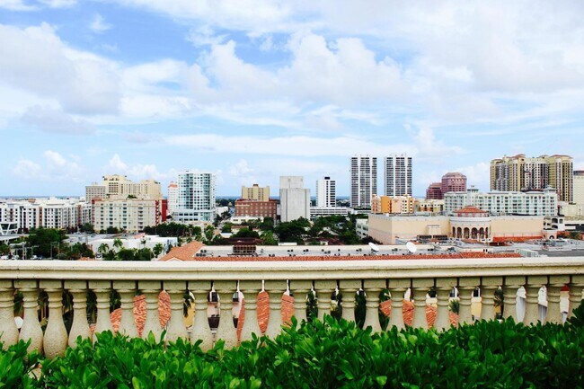 Building Photo - 403 S Sapodilla Ave