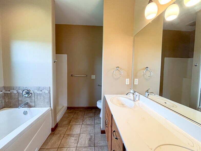 Building Photo - 958 Parkland Dr