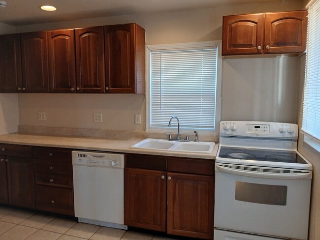 Building Photo - 513 S Ash St