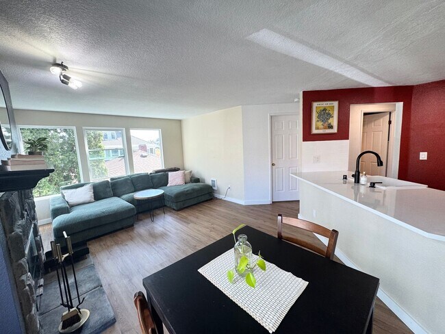 Building Photo - Updated, light flooded corner 1 bedroom 1 bath condo in Madison Valley