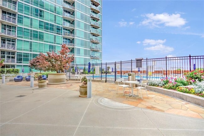 Building Photo - 943 Peachtree St NE