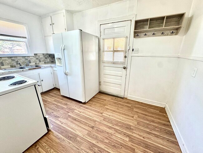 Building Photo - 114 N Avenue V
