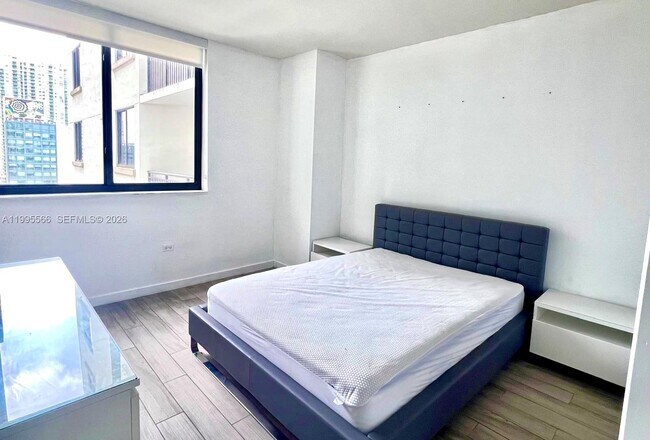 Building Photo - 999 SW 1st Ave