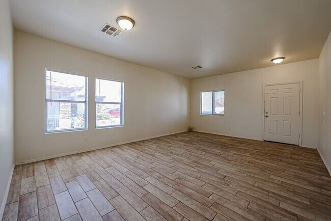 Building Photo - Stylish 4BD , 2 BA Home with Remodeled Bac...