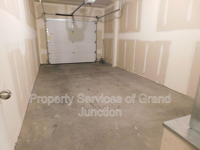 Building Photo - 621 Zenith Ln