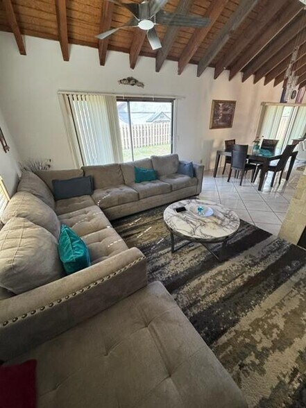 Building Photo - 2560 Azalea Ave