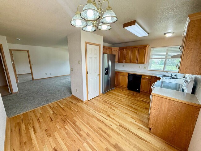 Building Photo - Ranch Style Home Located on Dead-End Street, Easy Access to I-25